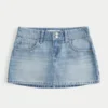 Mini-jupe-short en denim délavé clair à clous Mini-jupe-short en denim délavé clair à clous