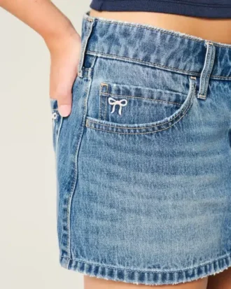 Mini-jupe-short en denim taille basse avec nœud brodé