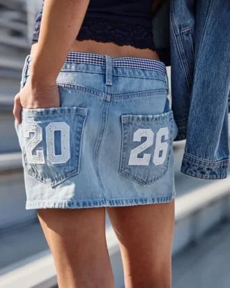 Mini-jupe-short en denim taille basse Class of ’26 Mini-jupe-short en denim taille basse Class of ’26