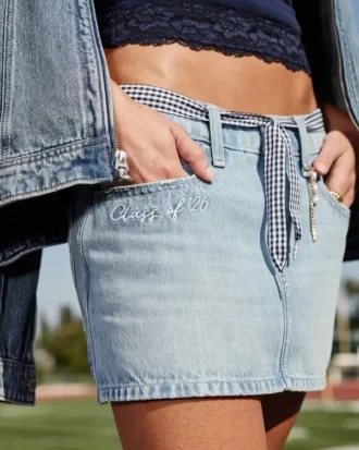 Mini-jupe-short en denim taille basse Class of ’26 Mini-jupe-short en denim taille basse Class of ’26