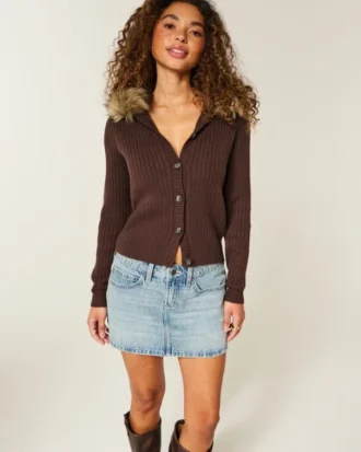 Mini-jupe-short en denim taille basse, délavage moyen, avec clous