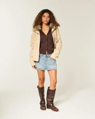 Mini-jupe-short en denim taille basse, délavage moyen, avec clous