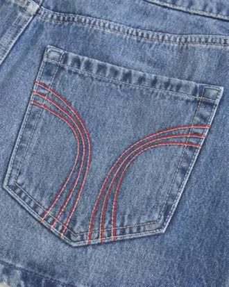 Mini-jupe-short en denim à taille basse et coutures rouges