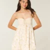 Mini-robe babydoll sans bretelles à volants Mini-robe babydoll sans bretelles à volants