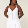 Mini-robe bouffante à col en V Mini-robe bouffante à col en V