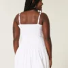 Mini-robe bouffante à col en V Mini-robe bouffante à col en V