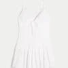Mini-robe bouffante à col en V Mini-robe bouffante à col en V
