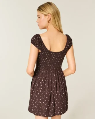 Mini-robe boutonnée à manches courtes