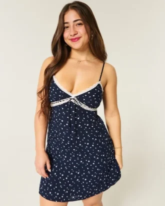 Mini-robe à détails en dentelle