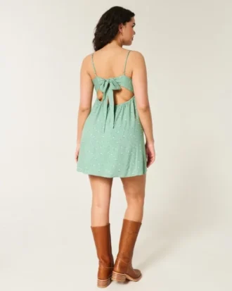 Mini-robe à détails en dentelle
