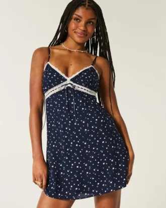 Mini-robe à détails en dentelle