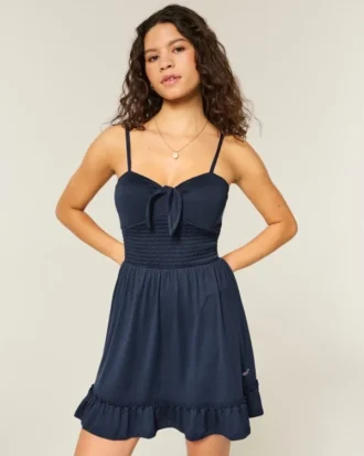 Mini-robe en maille à nouer sur le devant Mini-robe en maille à nouer sur le devant