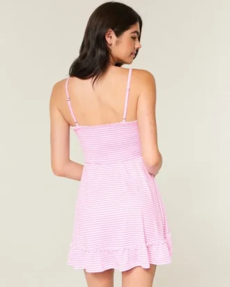 Mini-robe en maille à nouer sur le devant Mini-robe en maille à nouer sur le devant