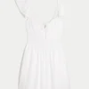 Mini-robe à manches flottantes et taille en V Mini-robe à manches flottantes et taille en V