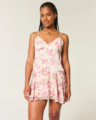 Mini-robe à ourlet asymétrique