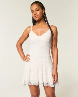 Mini-robe à ourlet asymétrique en dentelle