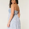 Mini-robe sans bretelles style crochet Mini-robe sans bretelles style crochet
