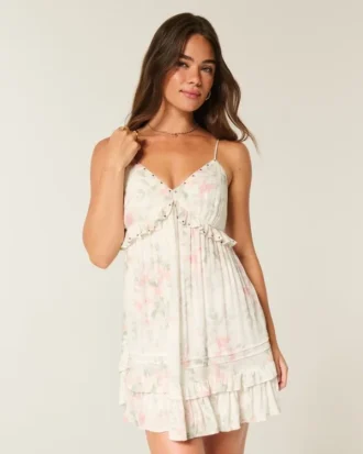 Mini-robe à volants cloutée