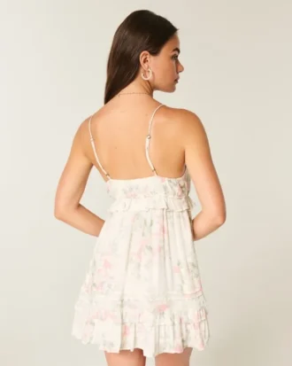Mini-robe à volants cloutée