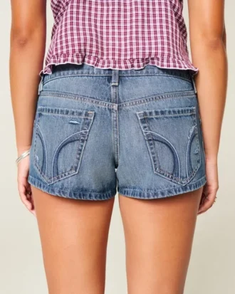 Mini-short en denim délavé moyen à taille ultra basse