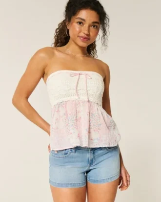 Mini-short en denim taille basse délavé clair avec broderies florales