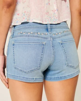 Mini-short en denim taille basse délavé clair avec broderies florales