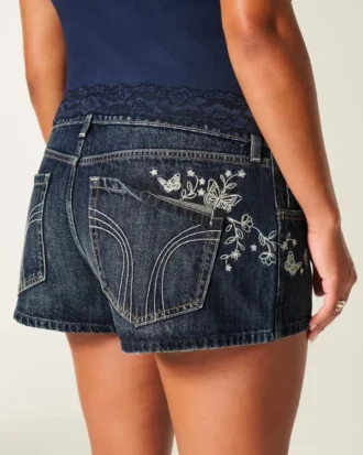 Mini-short en denim taille ultra basse, délavage foncé, broderie papillon