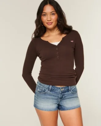Mini-short en denim à taille ultra basse, délavage moyen et broderies florales