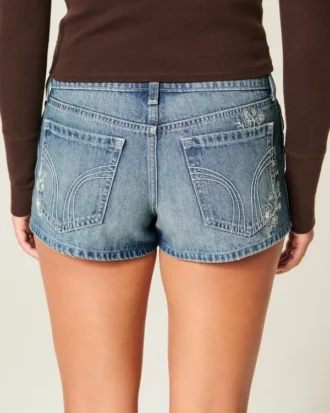 Mini-short en denim à taille ultra basse, délavage moyen et broderies florales