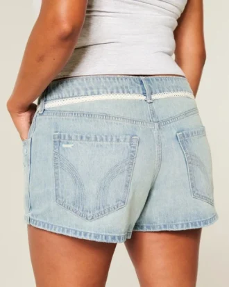 Mini-short en jean à taille ultra basse, délavage clair, avec lacets en dentelle