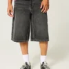 Pantalon court en denim noir délavé Pantalon court en denim noir délavé