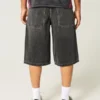 Pantalon court en denim noir délavé Pantalon court en denim noir délavé