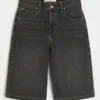 Pantalon court en denim noir délavé Pantalon court en denim noir délavé