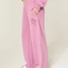 Pantalon de survêtement à jambes larges avec motif rose scintillant Pantalon de survêtement à jambes larges avec motif rose scintillant