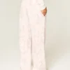 Pantalon de survêtement large à logo graphique rose camouflage Pantalon de survêtement large à logo graphique rose camouflage