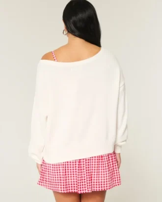 Pull ample à épaules dénudées et motif cœur
