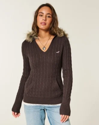 Pull à capuche en maille torsadée avec bordure en fausse fourrure Pull à capuche en maille torsadée avec bordure en fausse fourrure