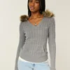Pull à capuche en maille torsadée avec bordure en fausse fourrure Pull à capuche en maille torsadée avec bordure en fausse fourrure