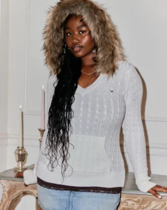 Pull à capuche en maille torsadée avec bordure en fausse fourrure Pull à capuche en maille torsadée avec bordure en fausse fourrure