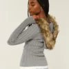 Pull à capuche en maille torsadée avec bordure en fausse fourrure Pull à capuche en maille torsadée avec bordure en fausse fourrure