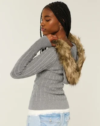 Pull à capuche en maille torsadée avec bordure en fausse fourrure Pull à capuche en maille torsadée avec bordure en fausse fourrure
