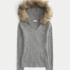 Pull à capuche en maille torsadée avec bordure en fausse fourrure Pull à capuche en maille torsadée avec bordure en fausse fourrure