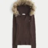 Pull à capuche en maille torsadée avec bordure en fausse fourrure Pull à capuche en maille torsadée avec bordure en fausse fourrure