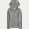 Pull à capuche en maille torsadée avec bordure en fausse fourrure Pull à capuche en maille torsadée avec bordure en fausse fourrure