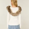 Pull à capuche en maille torsadée avec bordure en fausse fourrure Pull à capuche en maille torsadée avec bordure en fausse fourrure