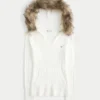 Pull à capuche en maille torsadée avec bordure en fausse fourrure Pull à capuche en maille torsadée avec bordure en fausse fourrure