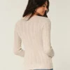 Pull à col rond et motif cœur en maille torsadée Pull à col rond et motif cœur en maille torsadée