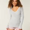 Pull iconique à col en V et torsades