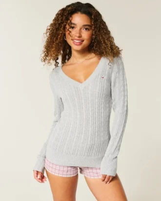 Pull iconique à col en V et torsades