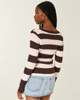 Pull iconique à col en V et torsades